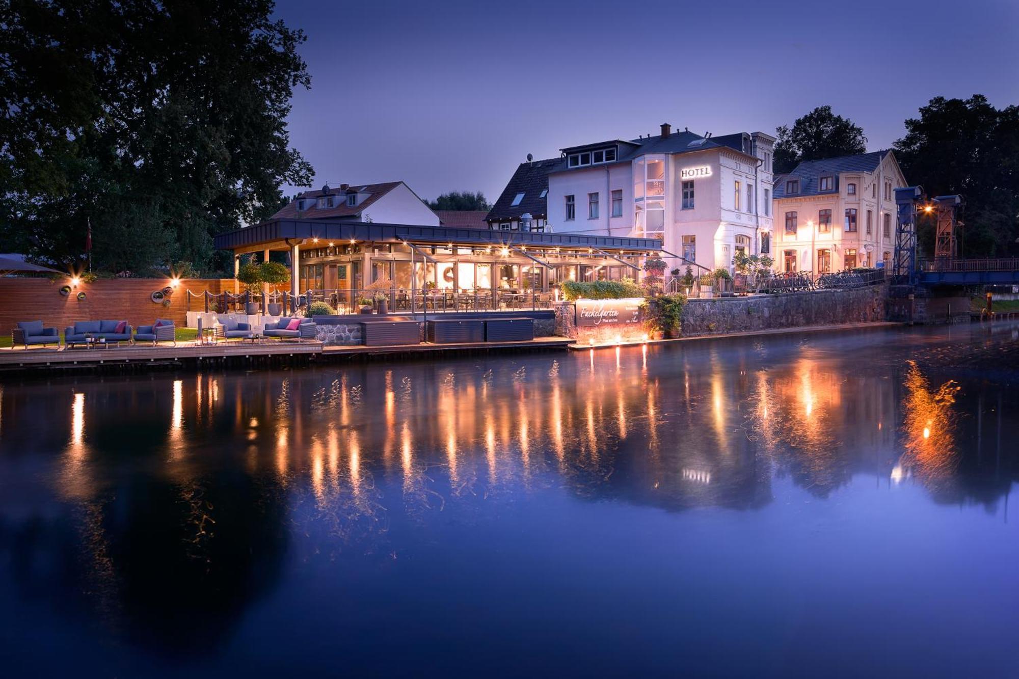 Hotel Hotel&restaurant Fackelgarten Plau Am